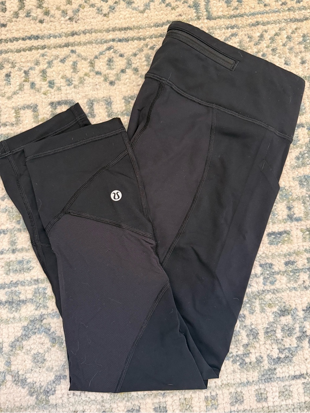 lululemon athletica Black 7/8 length Leggings w/Side Pockets size 6